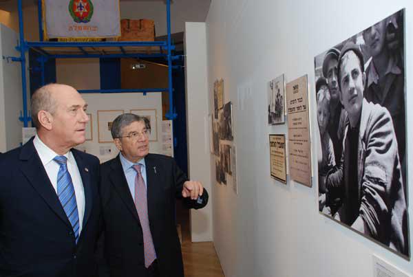 ראש הממשלה אהוד אולמרט מסייר בתערוכה ומקבל הסבר מיו"ר הנהלת יד ושם, אבנר שלו